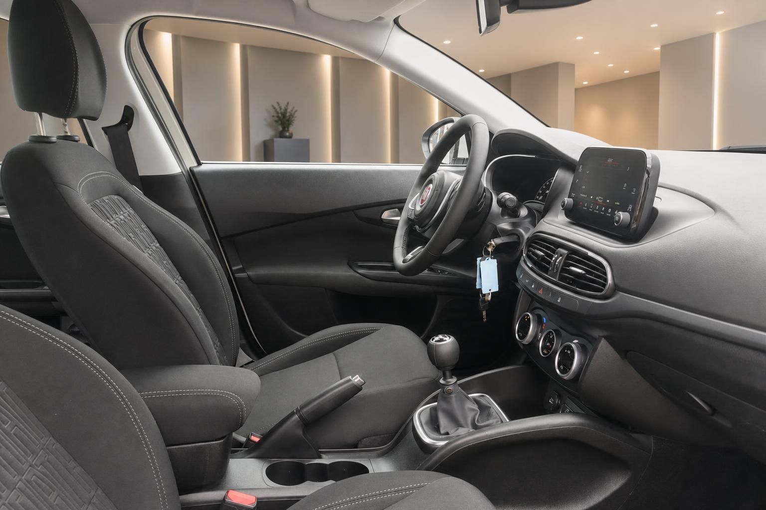 Fiat Innenraum mit Vordersitzen, Lenkrad und Schaltung im Detail