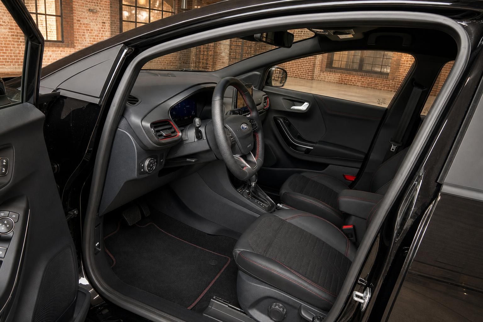 Ford Puma ST-Line Innenraum mit Lederlenkrad und roten Ziernähten
