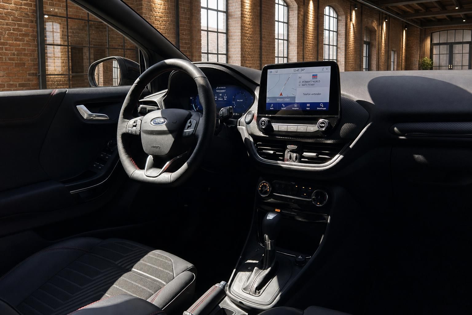 Ford Cockpit mit Lenkrad, Touchscreen und Navigationssystem