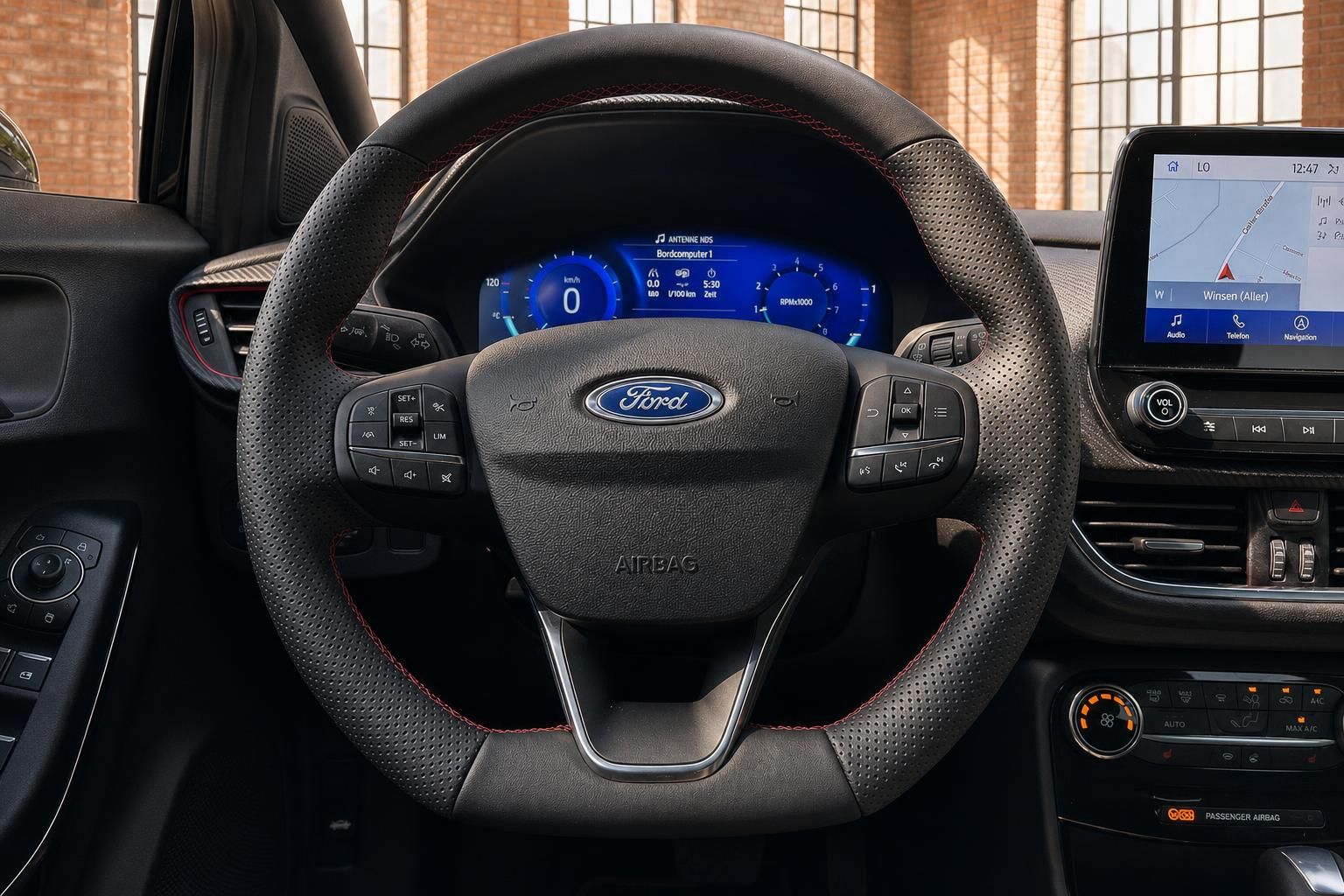 Ford Lenkrad Nahaufnahme mit Bedienelementen und Navigationsanzeige