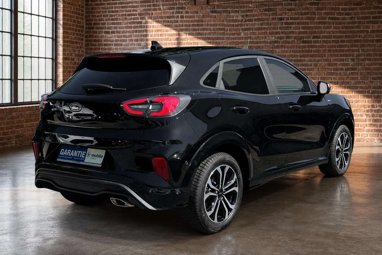 Ford Puma schwarz Heck-Seitenansicht mit Alufelgen im Showroom