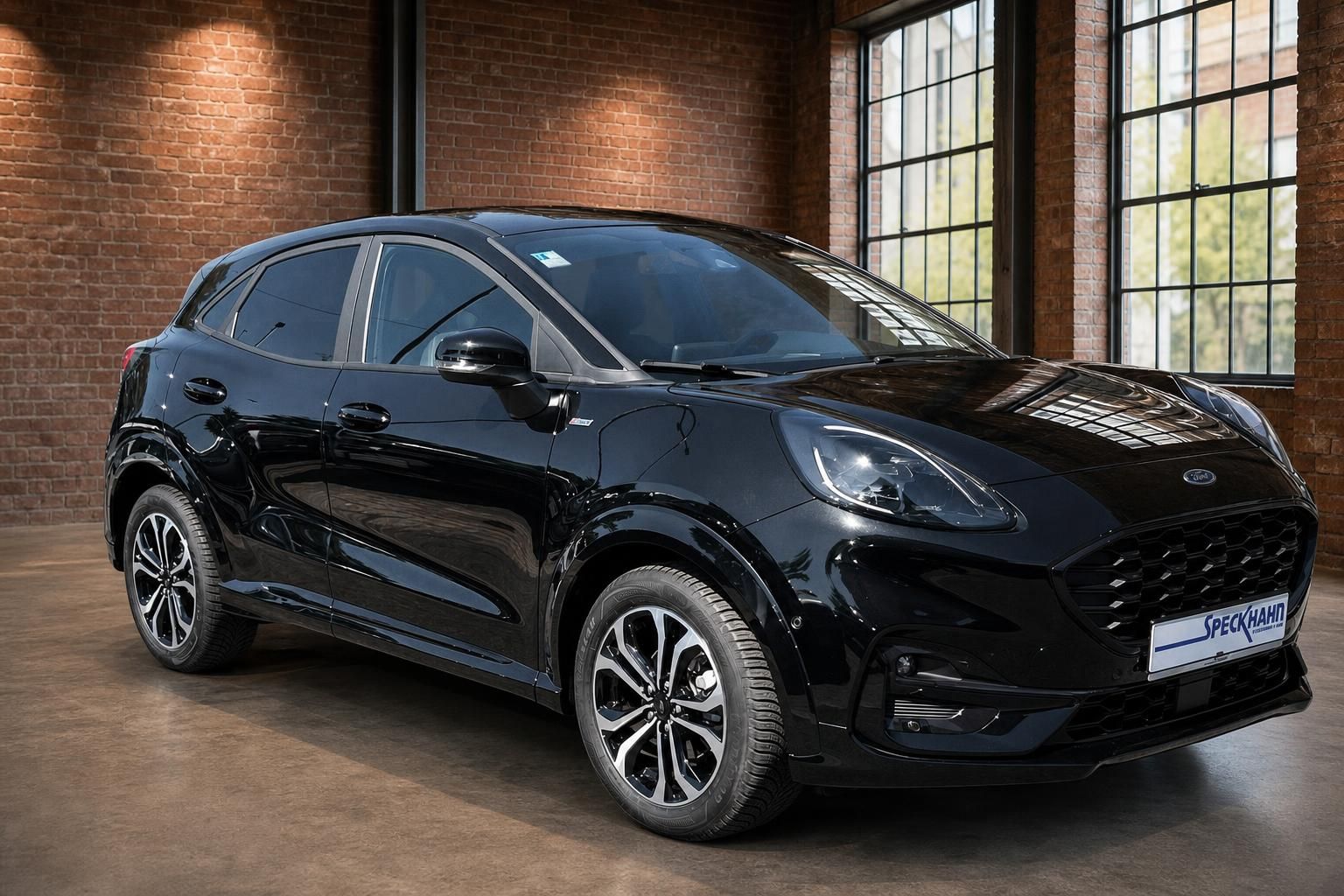 Ford Puma schwarz Seitenansicht vorne in Backstein-Showroom