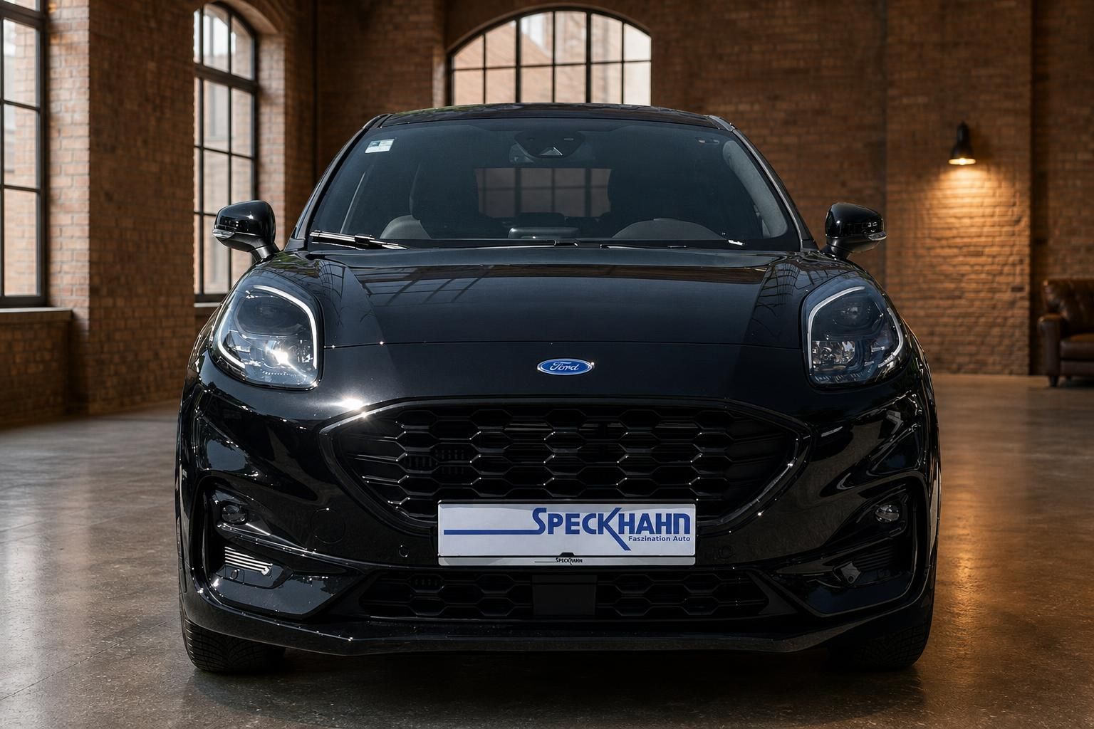Ford Puma ST-Line schwarz Frontansicht mit LED-Scheinwerfern in Fahrzeughalle