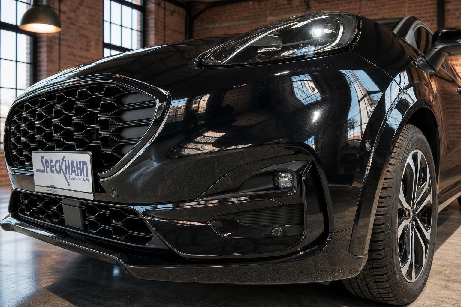 Ford Puma schwarz Frontstoßstange und Scheinwerfer Detailansicht