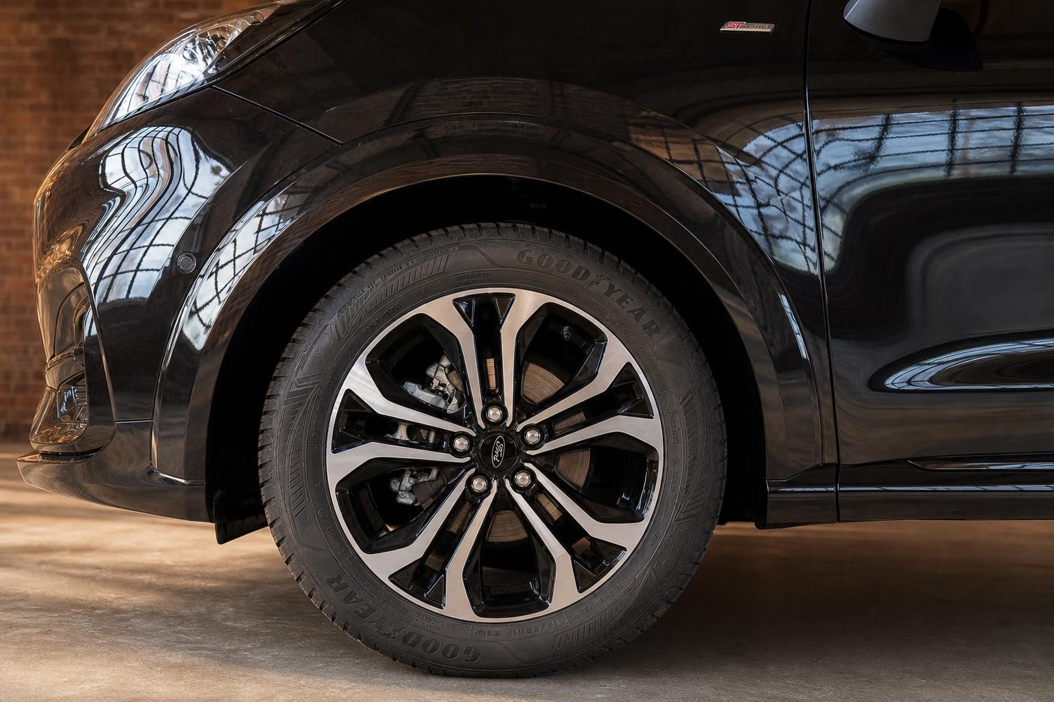 Ford Puma ST-Line Felge Detailansicht mit Goodyear Reifen schwarz