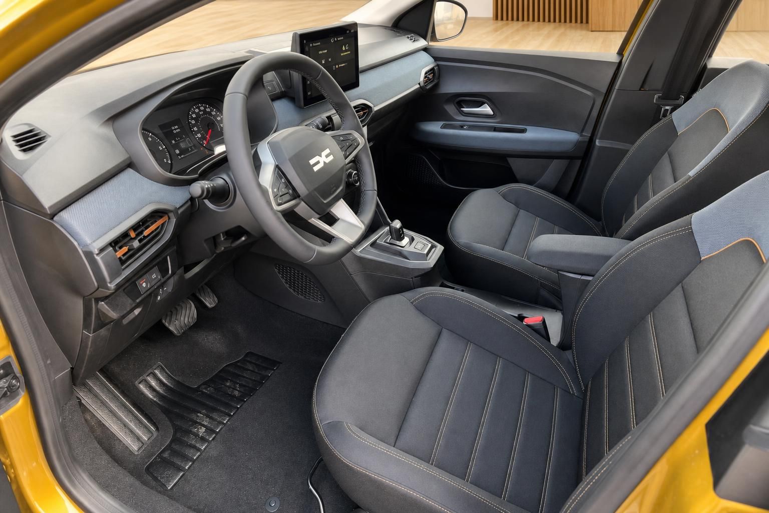 Dacia Sandero Innenraum Vordersitze und Cockpit Detailansicht
