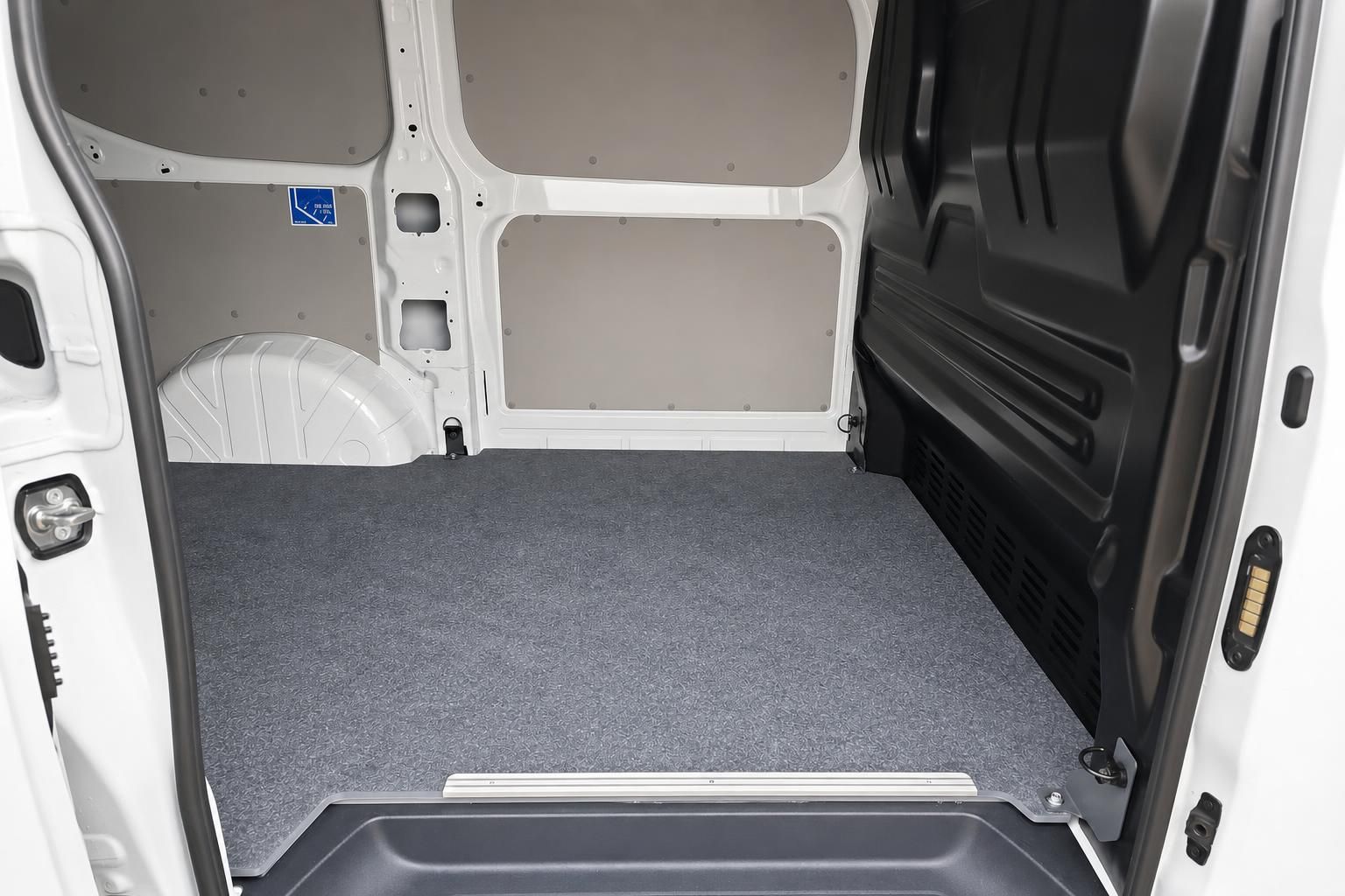 Laderaum eines Kastenwagens von hinten mit Blick auf Bodenmatte und Türen