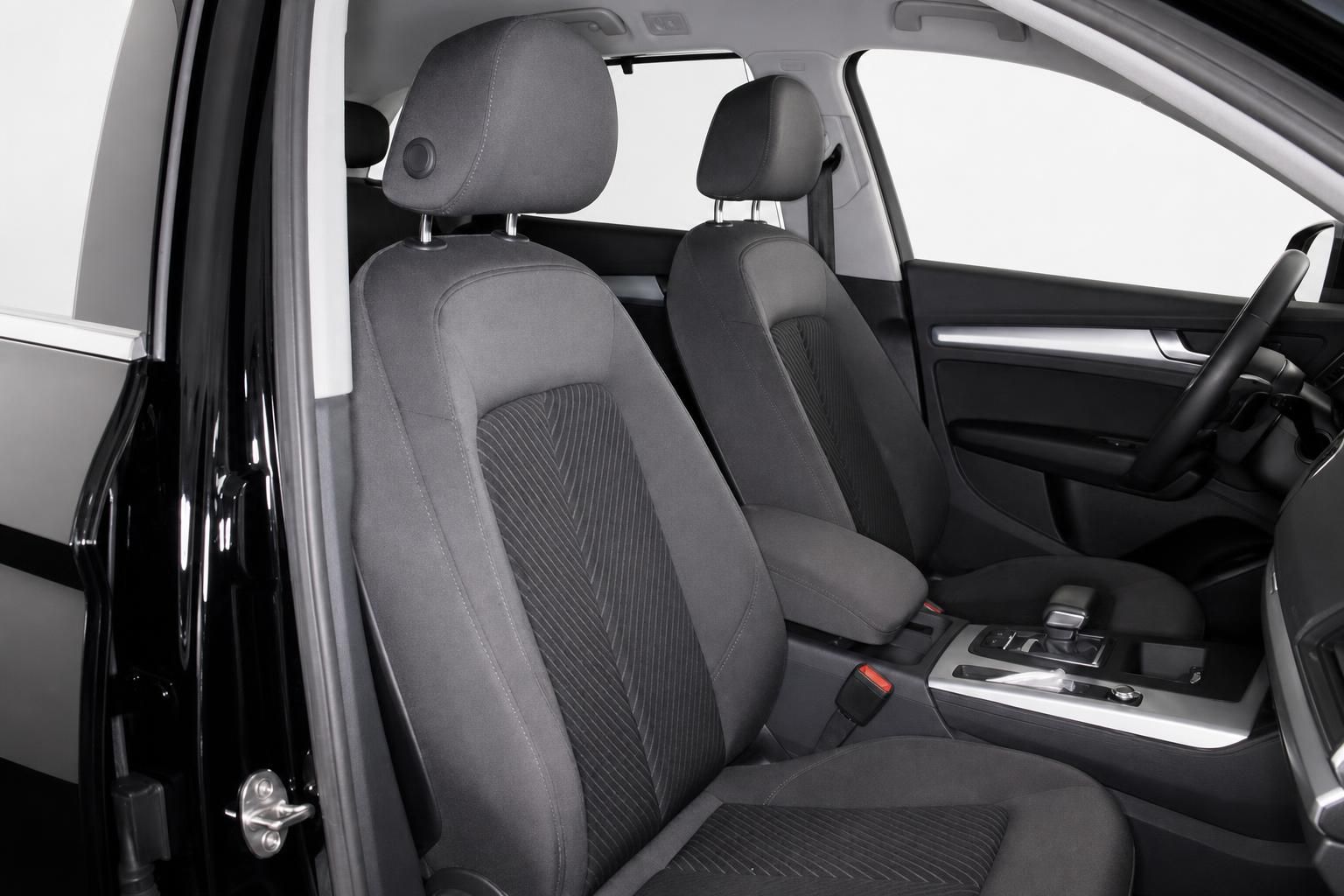 Audi Q5 Vordersitze in Stoff mit Kopfstützen im Detail