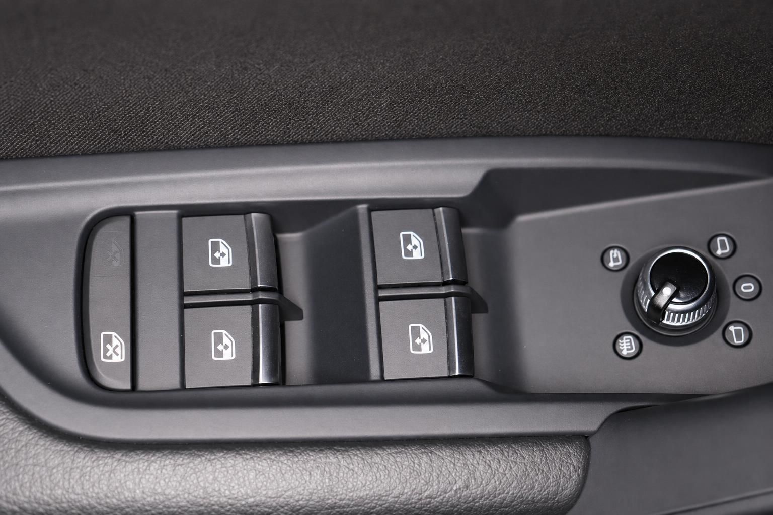 Fensterheber-Schalter und Bedienelemente in der Fahrertür des Fahrzeugs