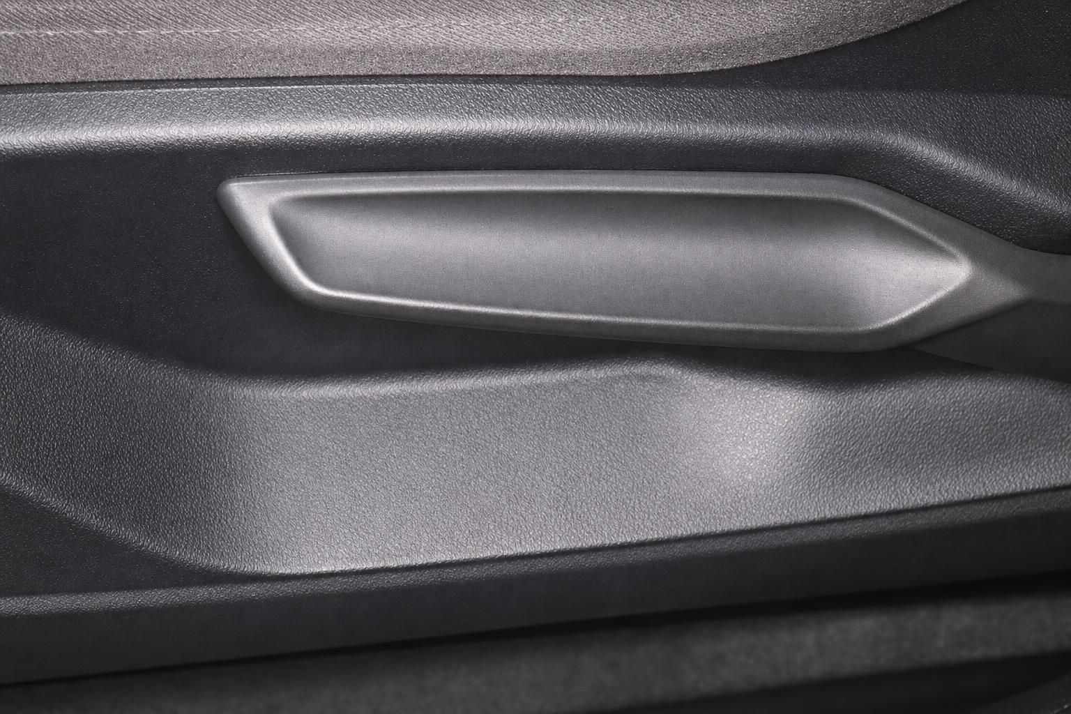 Detailansicht der Armlehne und Türverkleidung im Fahrzeuginnenraum