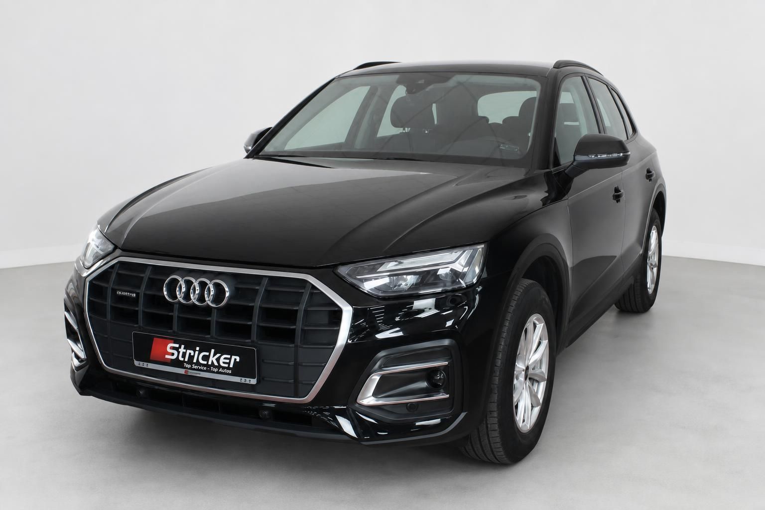 Audi Q5 schwarz Frontansicht mit Quattro-Kuehlergrill im Studio