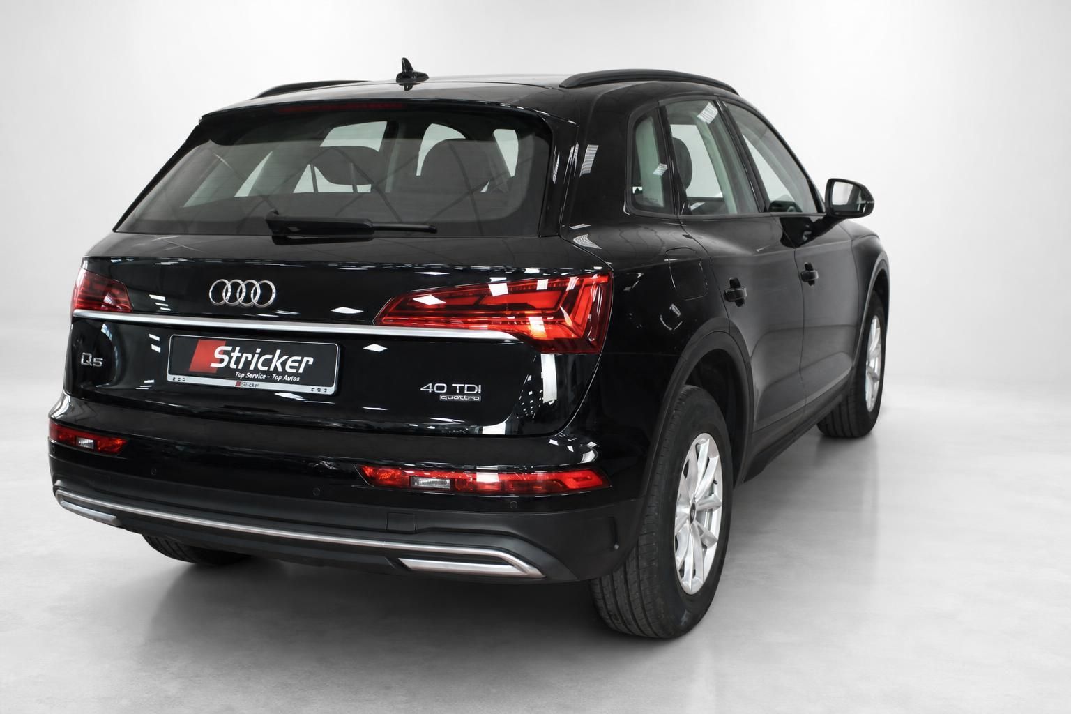 Audi Q5 40 TDI schwarz Heckansicht mit Quattro-Schriftzug im Studio