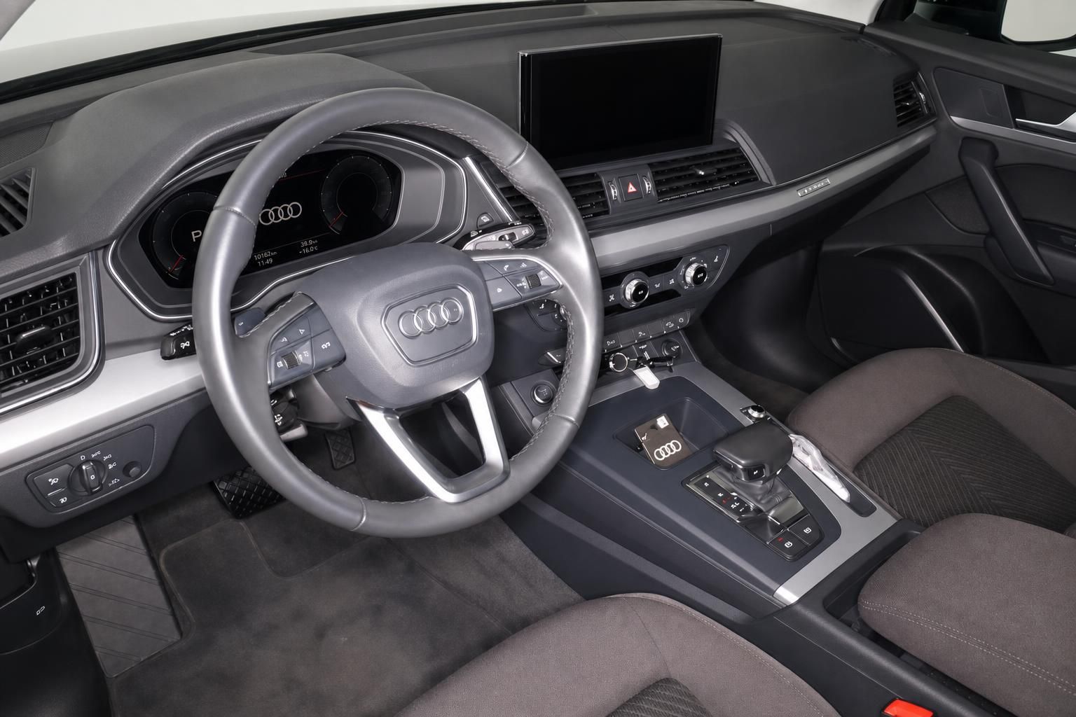 Audi Innenraum Cockpit mit Lenkrad und Multimedia-Bildschirm