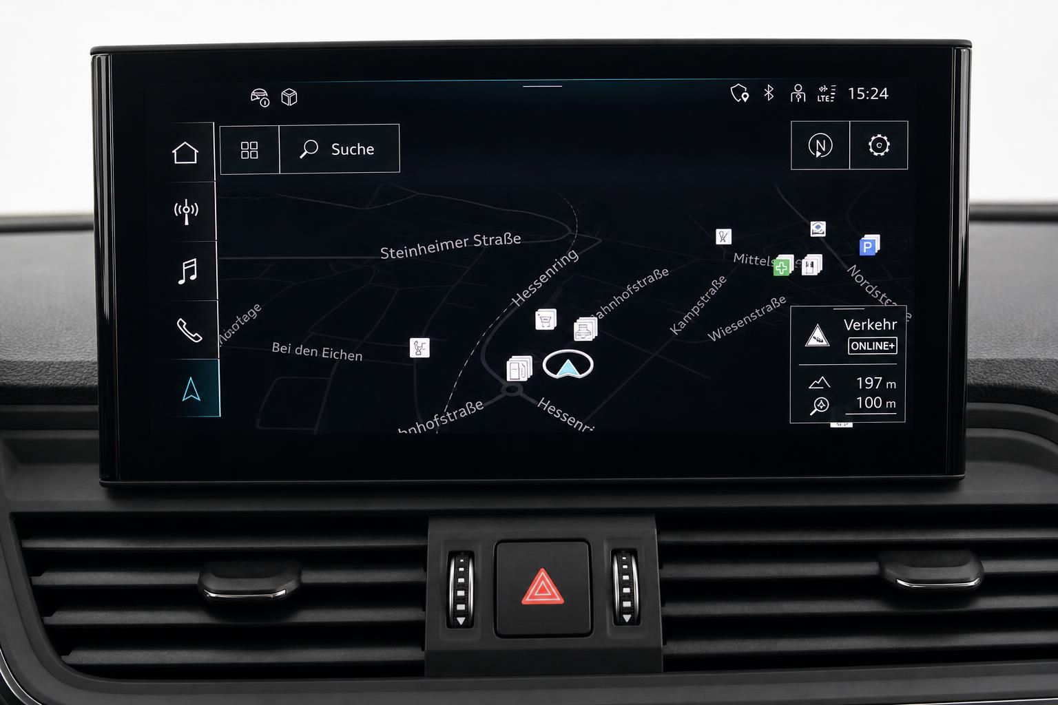 Audi Navigationssystem MMI Display mit Kartenansicht im Cockpit