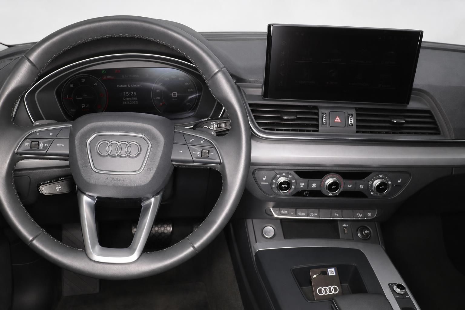 Audi Cockpit mit Lenkrad, Digitaltacho und Multimediadisplay