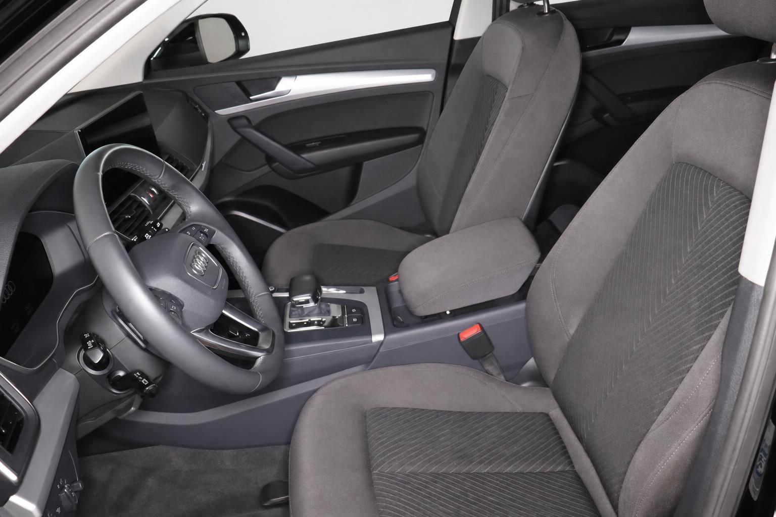 Audi Q5 Innenraum mit Vordersitzen und Mittelkonsole
