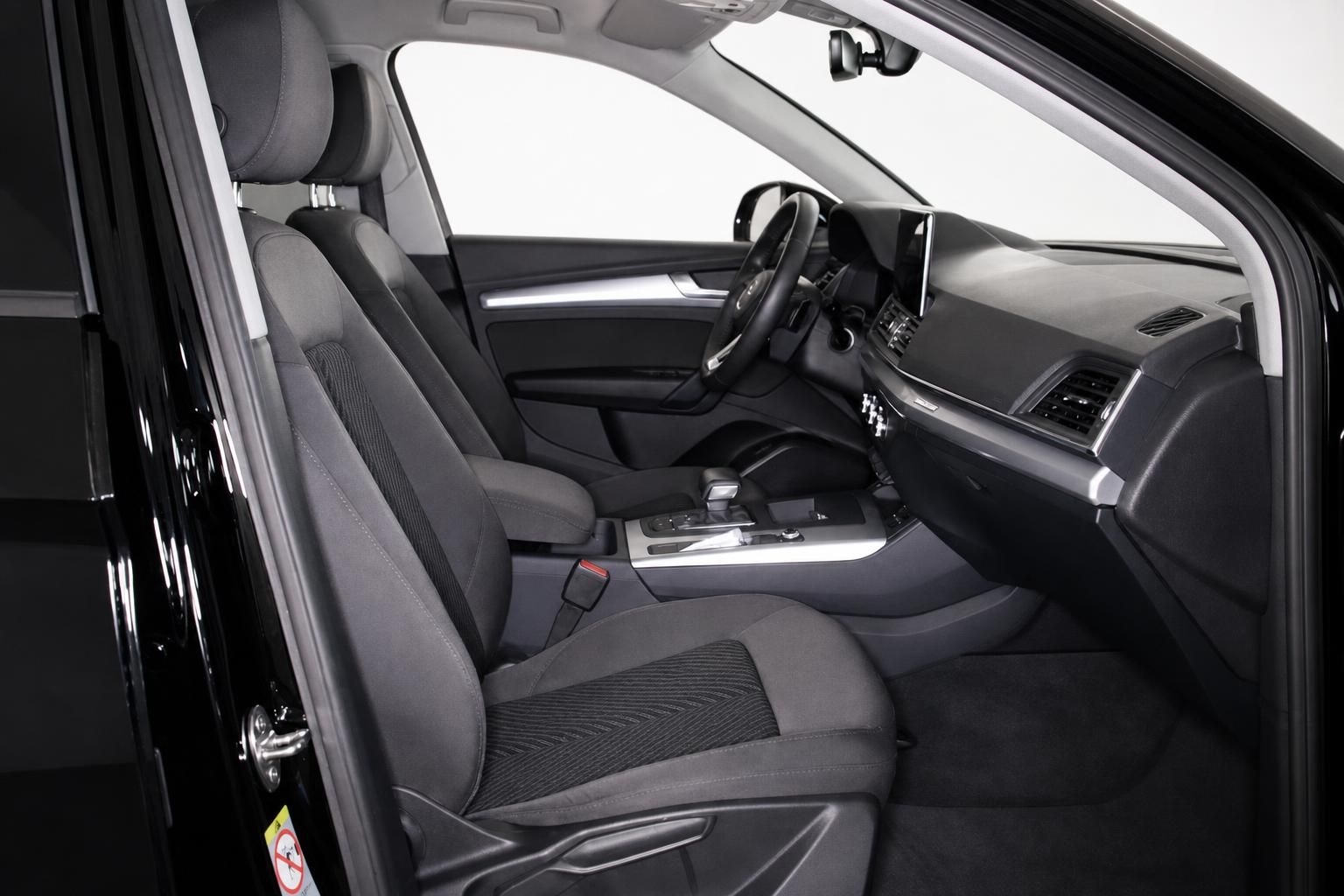 Audi Q5 Innenausstattung mit Blick auf Fahrersitz und Armaturenbrett