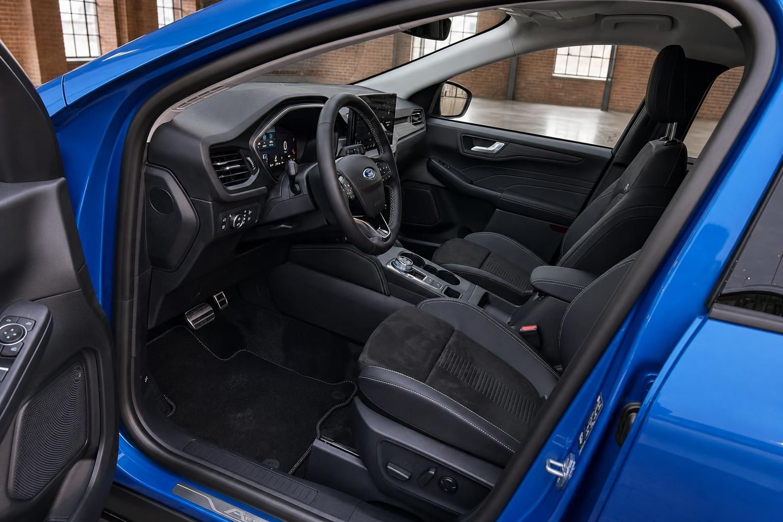 Innenraum Ford SUV mit schwarzen Ledersitzen, Lenkrad und Cockpit