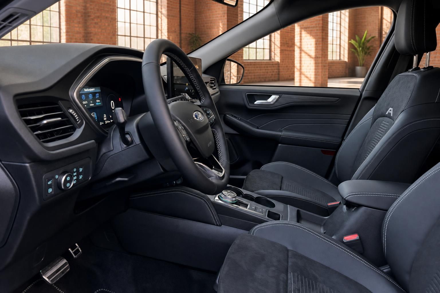 Ford Innenraum mit Sportsitzen und Cockpit, Vorderansicht Fahrer- und Beifahrersitz