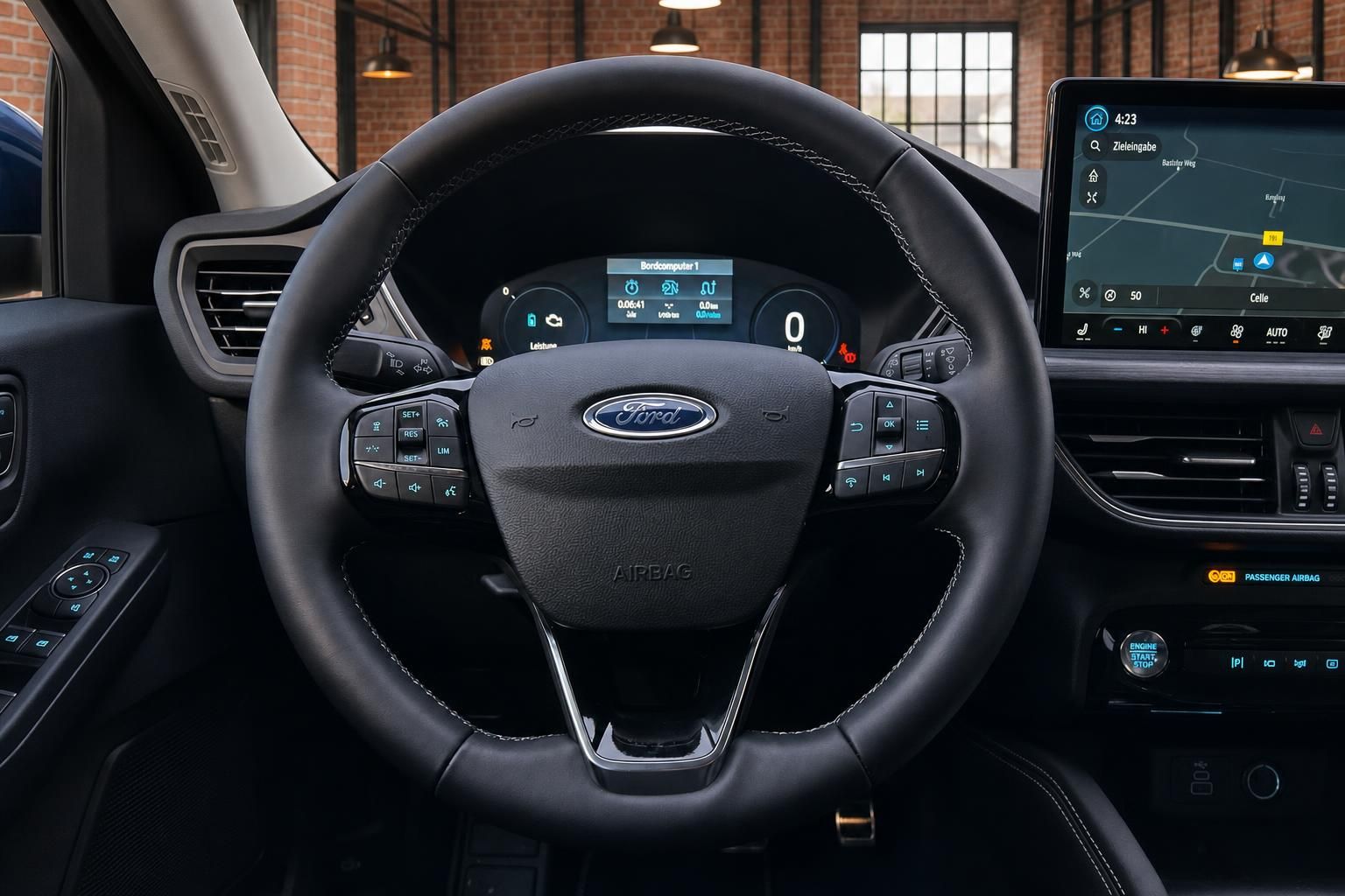 Ford Lenkrad Nahaufnahme mit Bedienelementen und Bordcomputer-Display