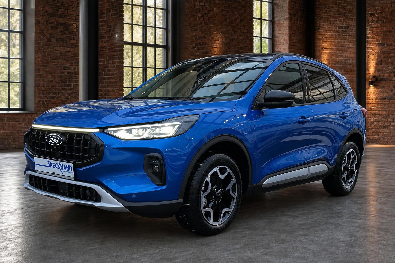 Ford Kuga blau Frontansicht schraeg in Industriehalle