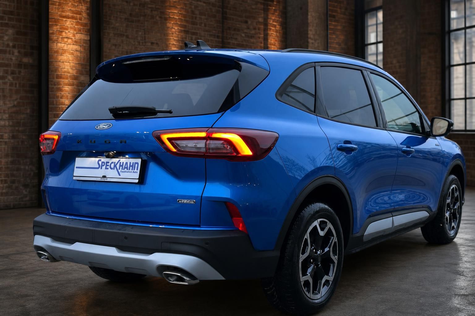 Ford Kuga blau Heck-Seitenansicht mit Leichtmetallfelgen