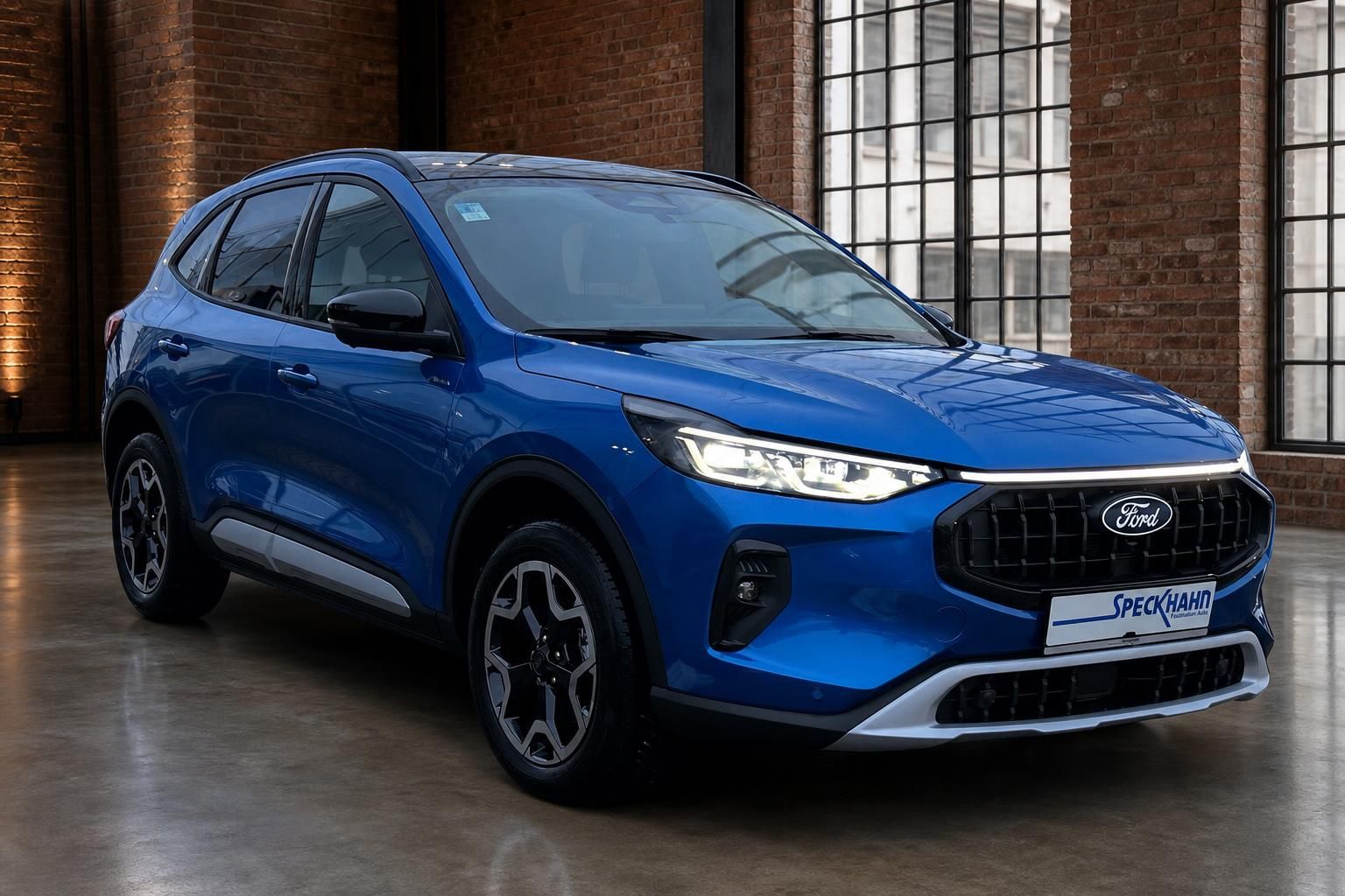 Ford Kuga blau Frontansicht mit LED-Scheinwerfern in Loftambiente