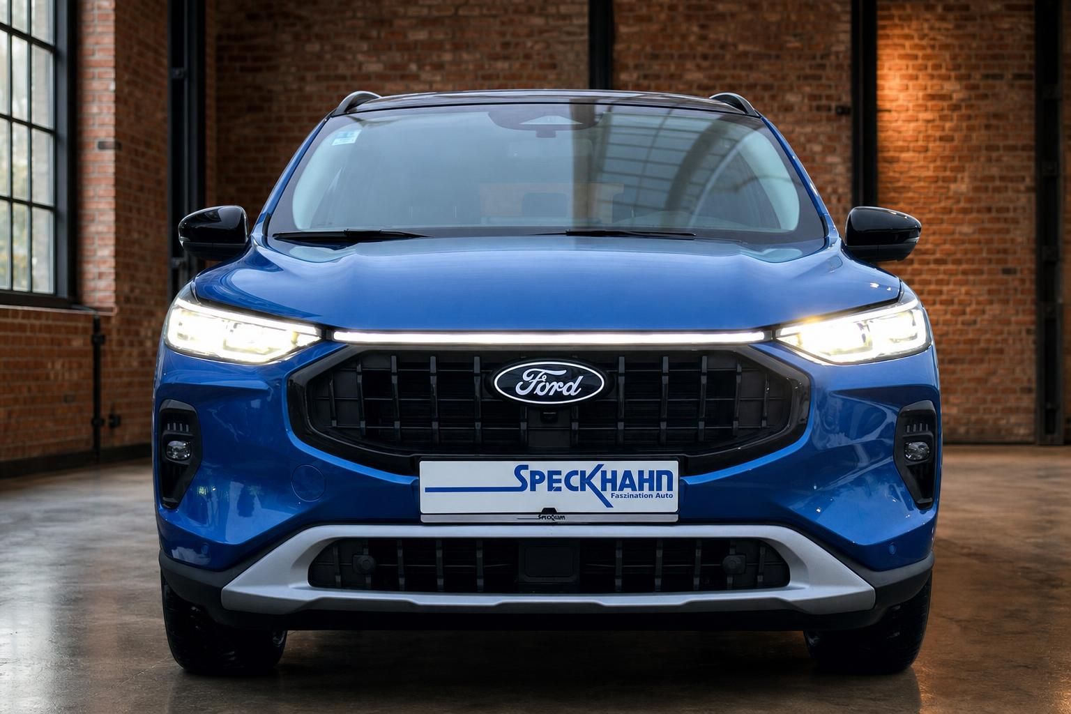 Ford SUV in Blau, Frontansicht mit LED-Scheinwerfern in der Ausstellungshalle