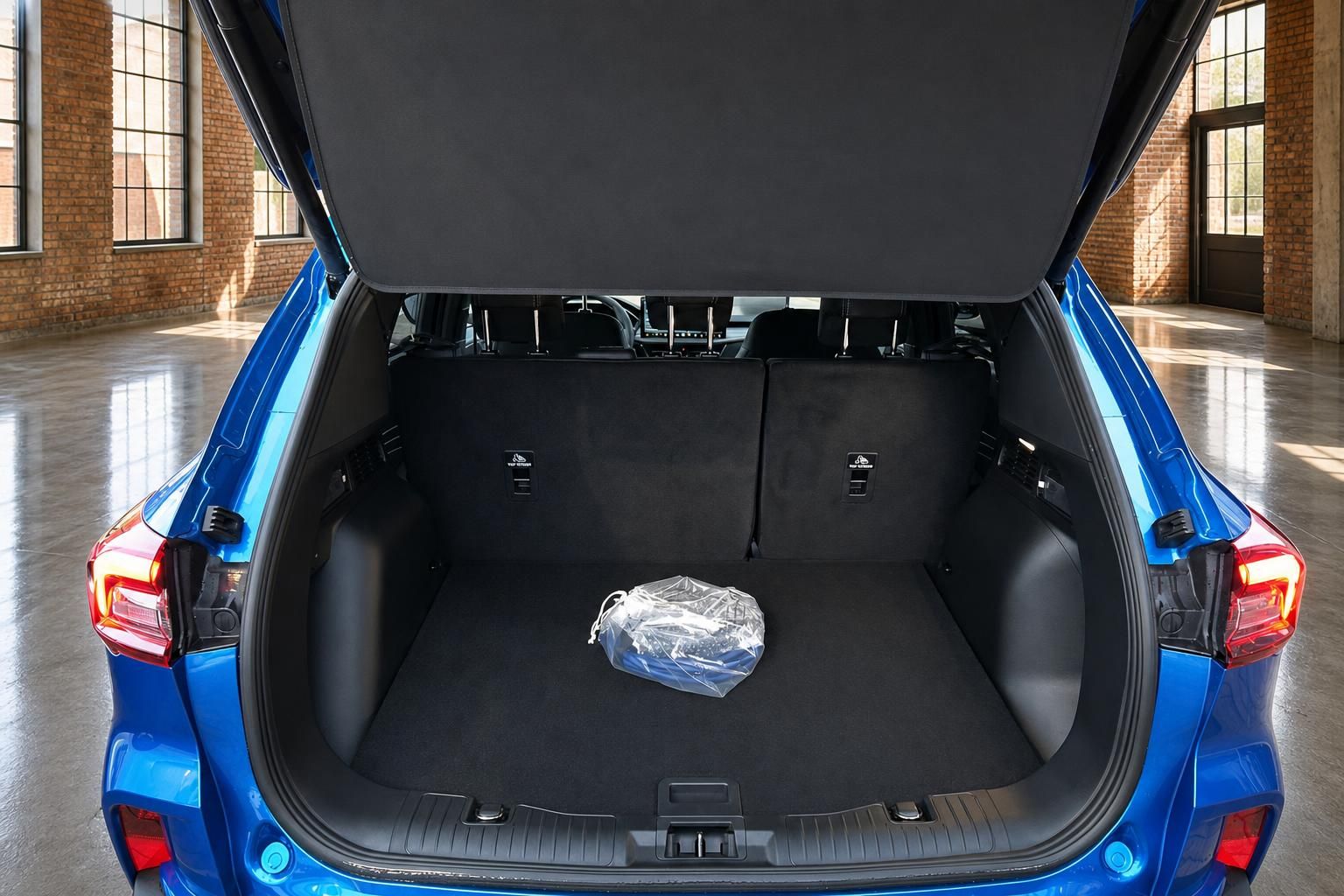 Kofferraum des blauen Ford SUV mit umklappbarer Rückbank und viel Stauraum