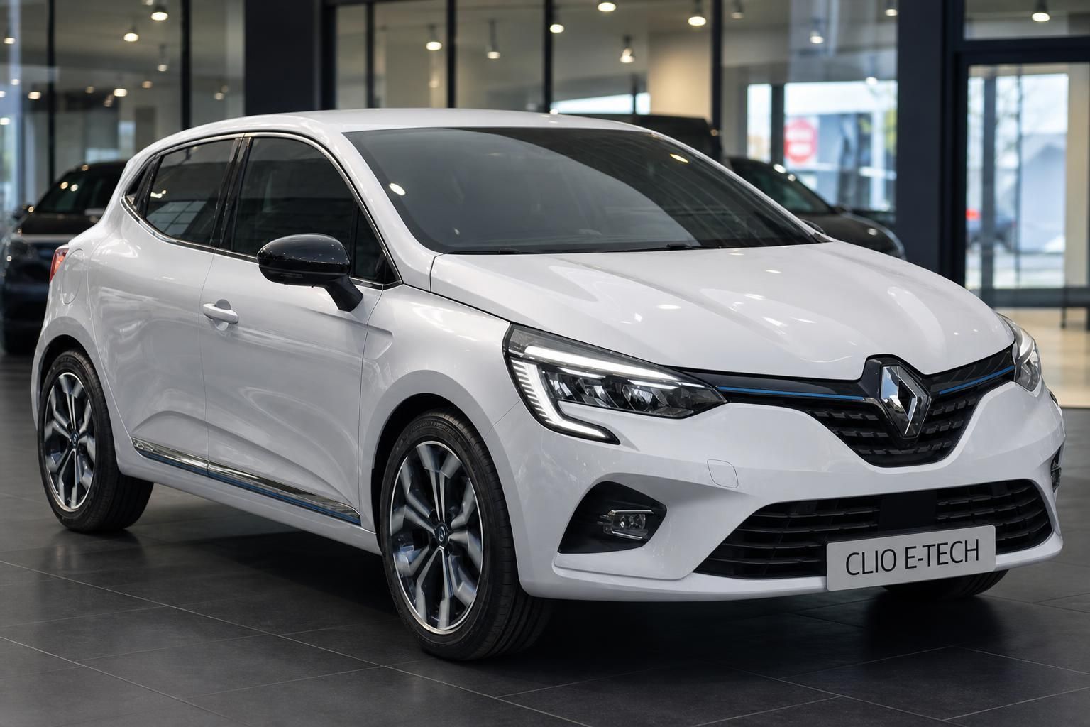Weißer Renault Clio E-Tech Hybrid im Autohaus Showroom - moderner Kleinwagen mit LED-Scheinwerfern