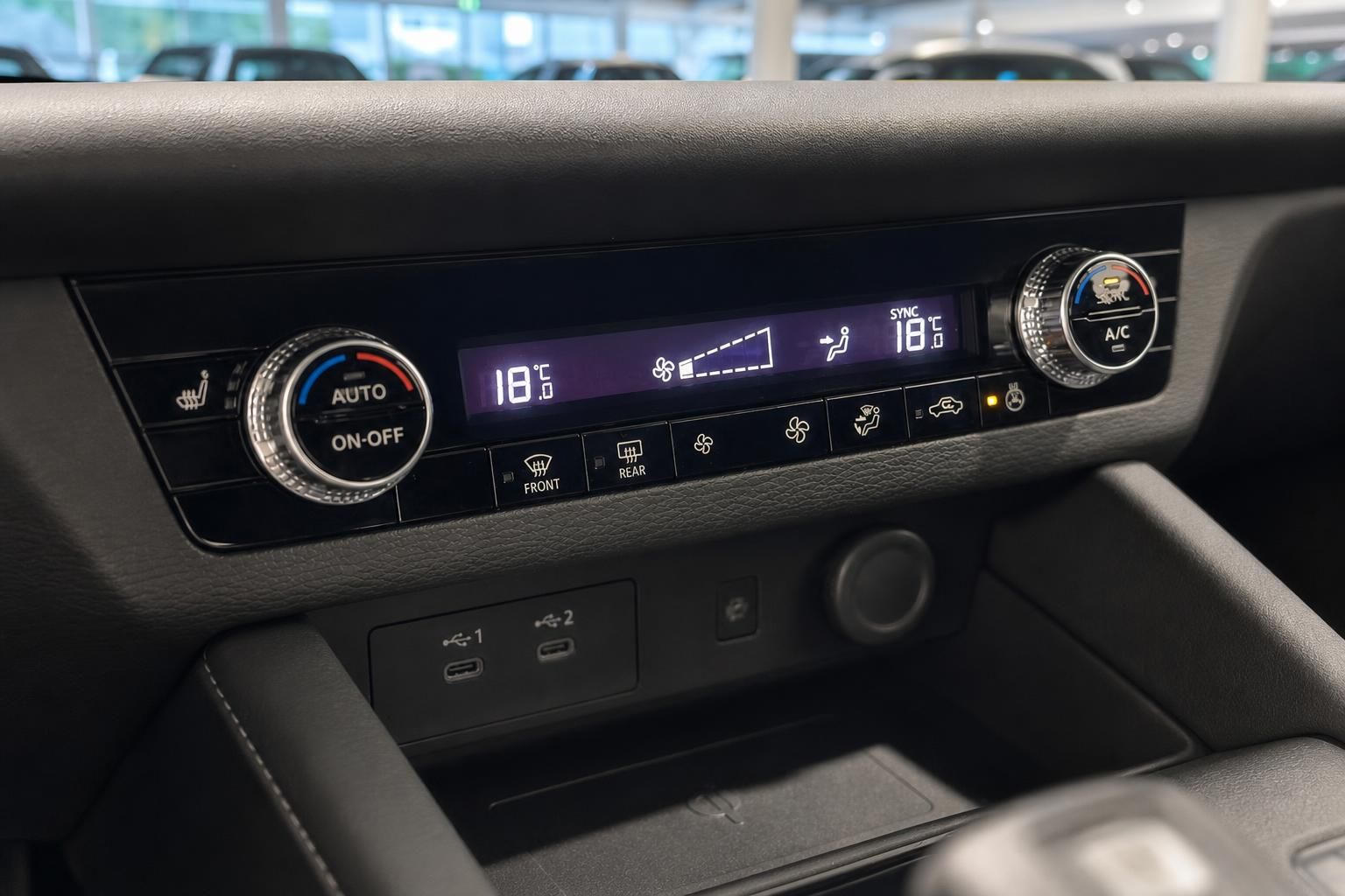 Klimabedienfeld mit Digitalanzeige im Fahrzeuginnenraum