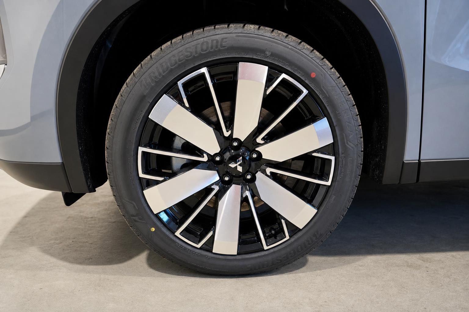 Leichtmetallfelge mit Bridgestone Reifen im Detail