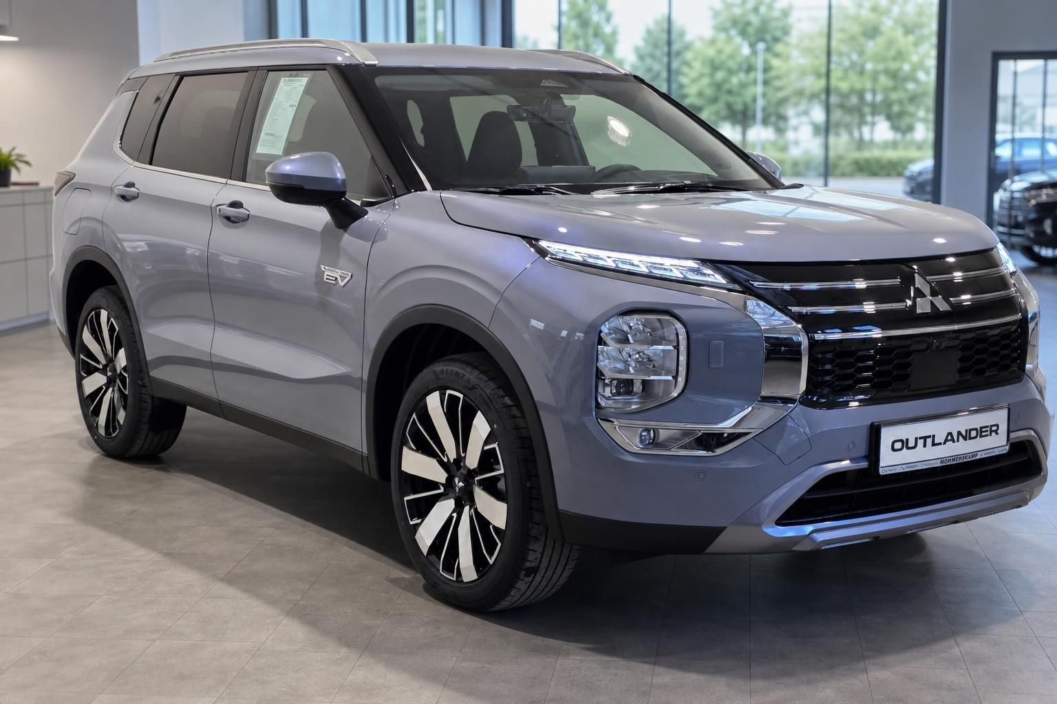 Mitsubishi Outlander EV, Frontansicht in Grau im Showroom
