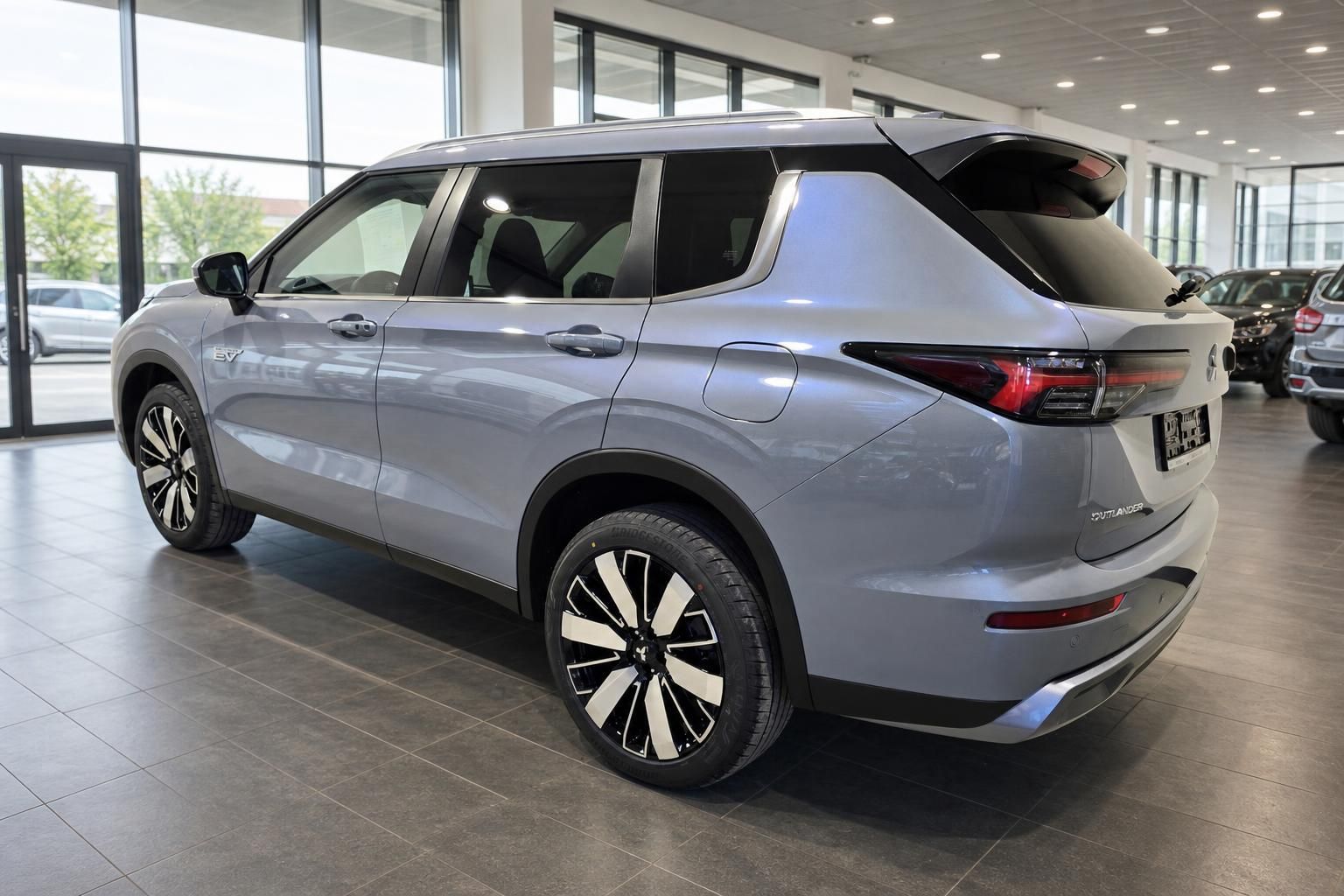 Mitsubishi Outlander EV, seitliche Heckansicht in Silber