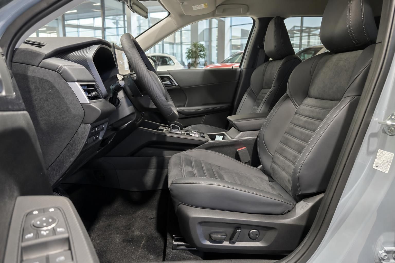 Mitsubishi Outlander Innenraum mit schwarzen Ledersitzen