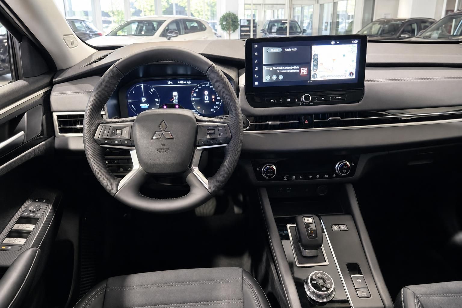 Cockpit mit Lenkrad und Navigationsdisplay im Mitsubishi