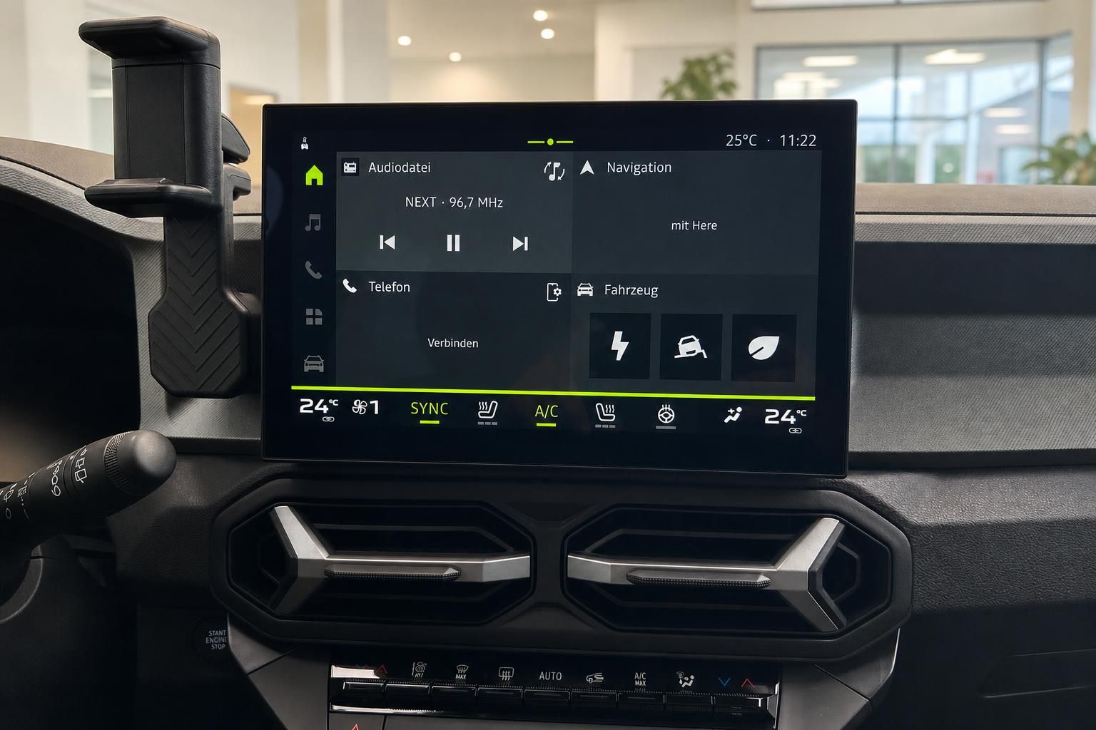 Fahrzeug-Infotainment-System mit Touchscreen Display und Klimabedienung