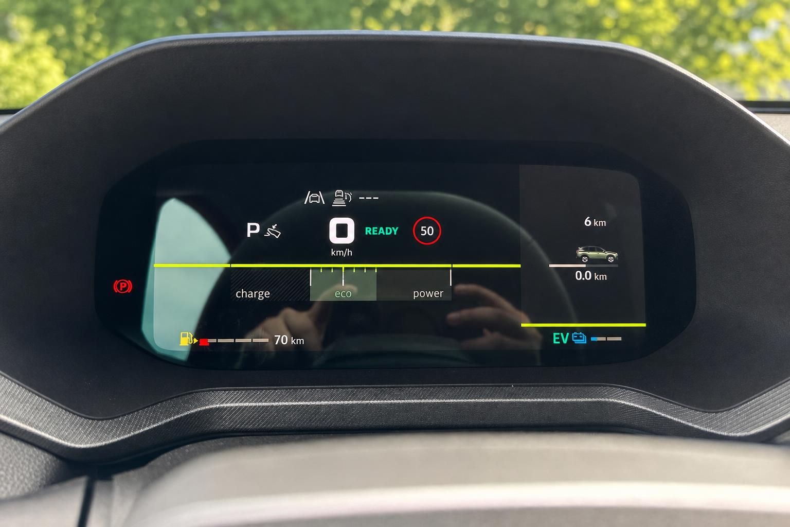 Digitales Cockpit-Display eines Elektrofahrzeugs mit Ladezustand und Fahrmodi
