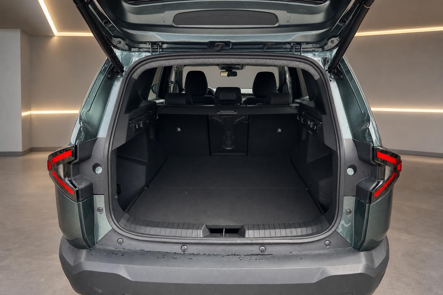 Kofferraum eines grünen SUVs mit geöffneter Heckklappe und großem Laderaum