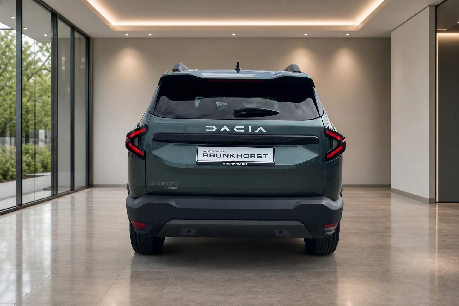Dacia Bigster Heckansicht grün metallic im Autohaus mit LED-Rücklichtern
