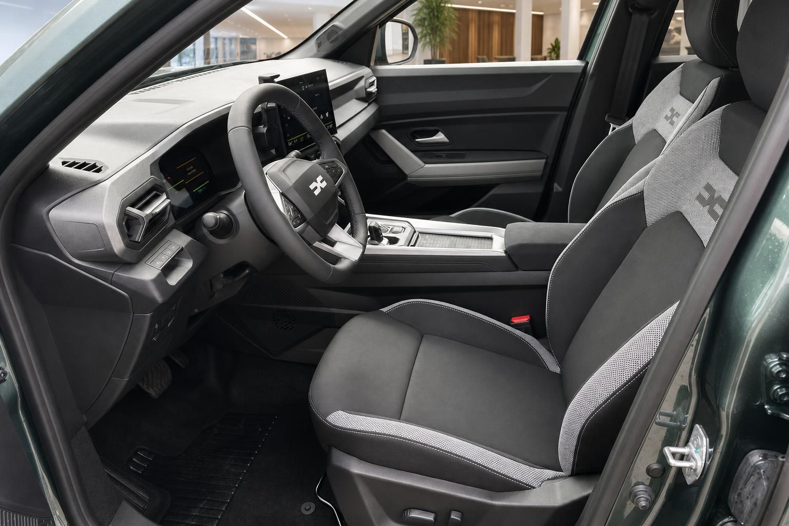 Dacia Innenraum Vordersitze grau schwarz mit Stoffpolsterung und Mittelkonsole