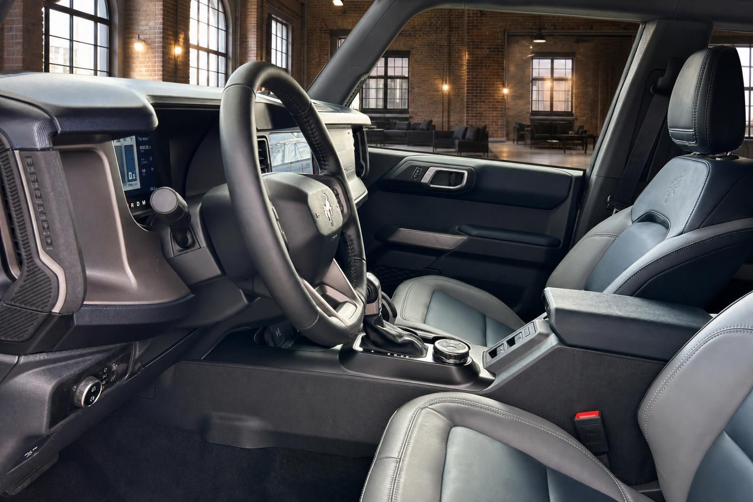 Ford Bronco Innenraum mit Lenkrad, Mittelkonsole und grauen Ledersitzen