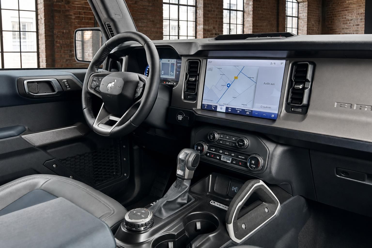 Ford Bronco Cockpit Armaturenbrett Touchscreen Navigation Lenkrad Automatikgetriebe Innenansicht