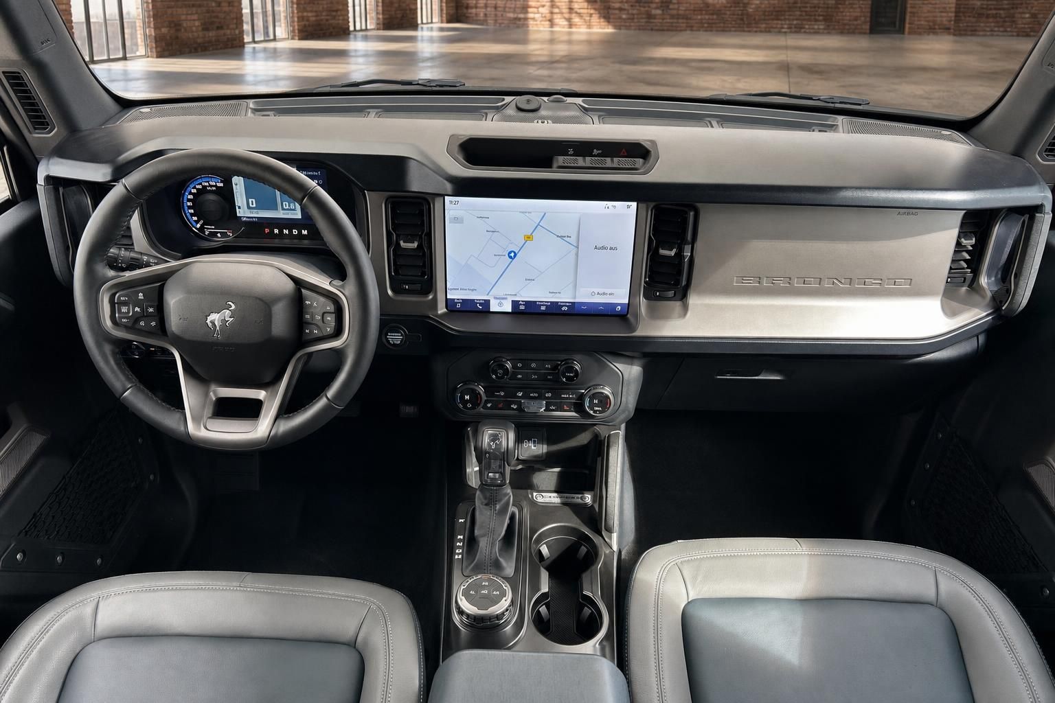 Ford Bronco Innenraum Armaturenbrett Zentraldisplay Navigation Lenkrad graues Leder Vogelperspektive