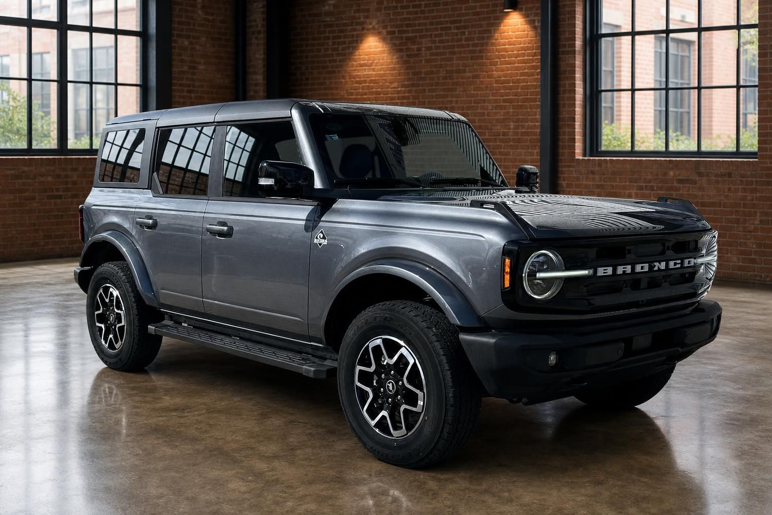 Ford Bronco SUV grau Seitenansicht schräg vorne mit BRONCO-Schriftzug und Leichtmetallfelgen