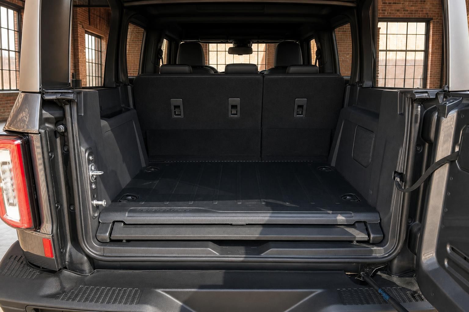Ford Bronco Kofferraum geöffnet mit Laderaumwanne und umgeklappten Rücksitzen von hinten