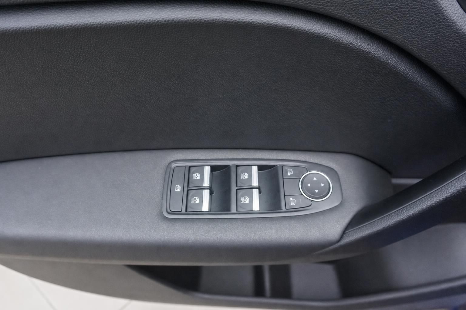 Fensterheber und Spiegelverstellung in der Fahrertür mit Bedientasten