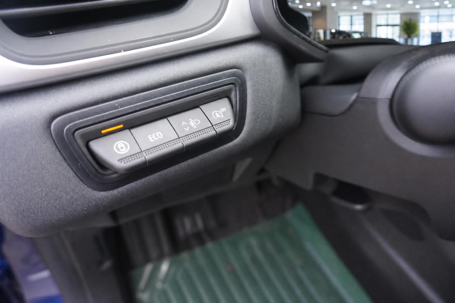 Auto Innenraum mit ECO-Bedienfeld und Klimaanlage-Steuerung