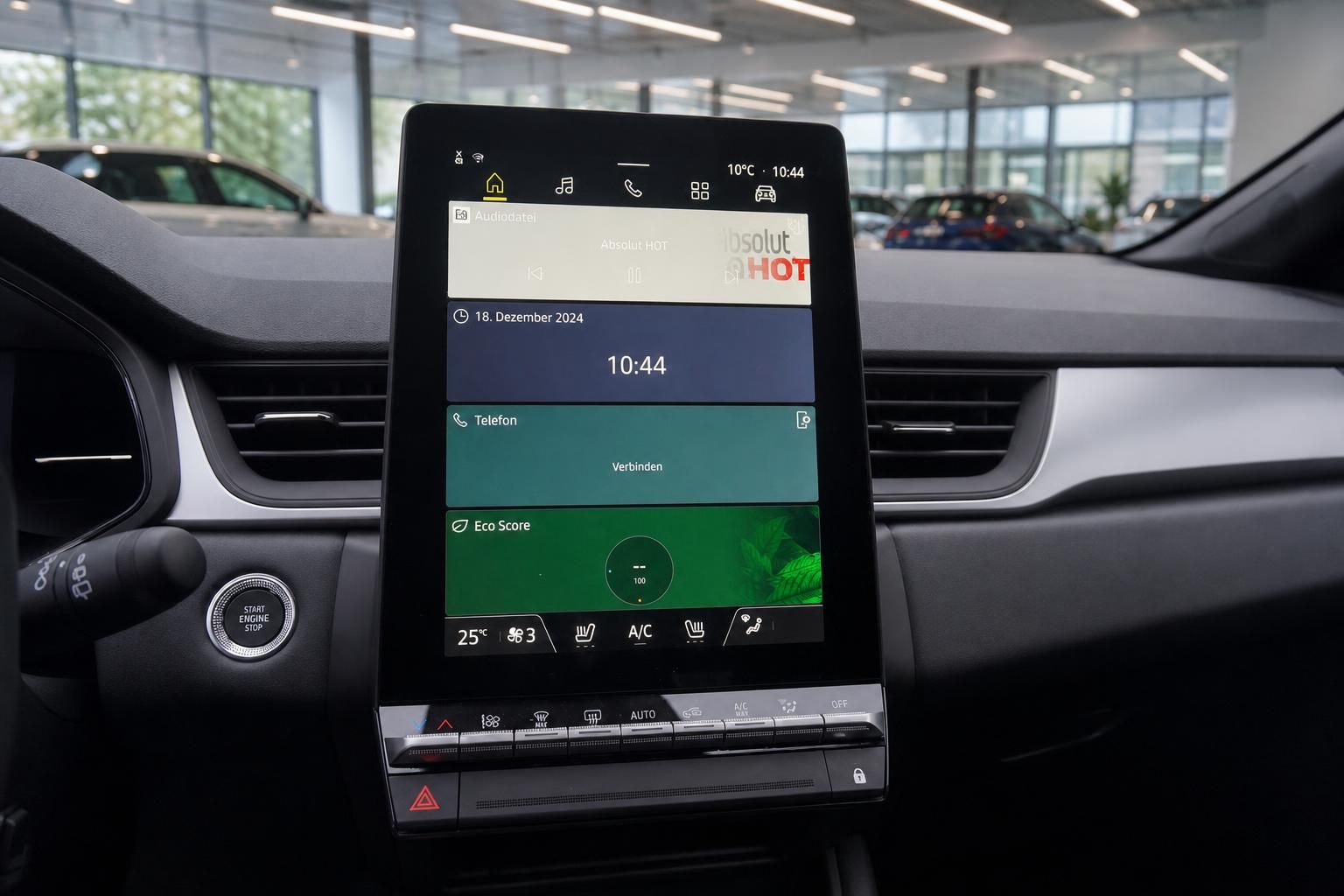 Auto Cockpit mit großem Touchscreen-Display und Lenkrad im Autohaus