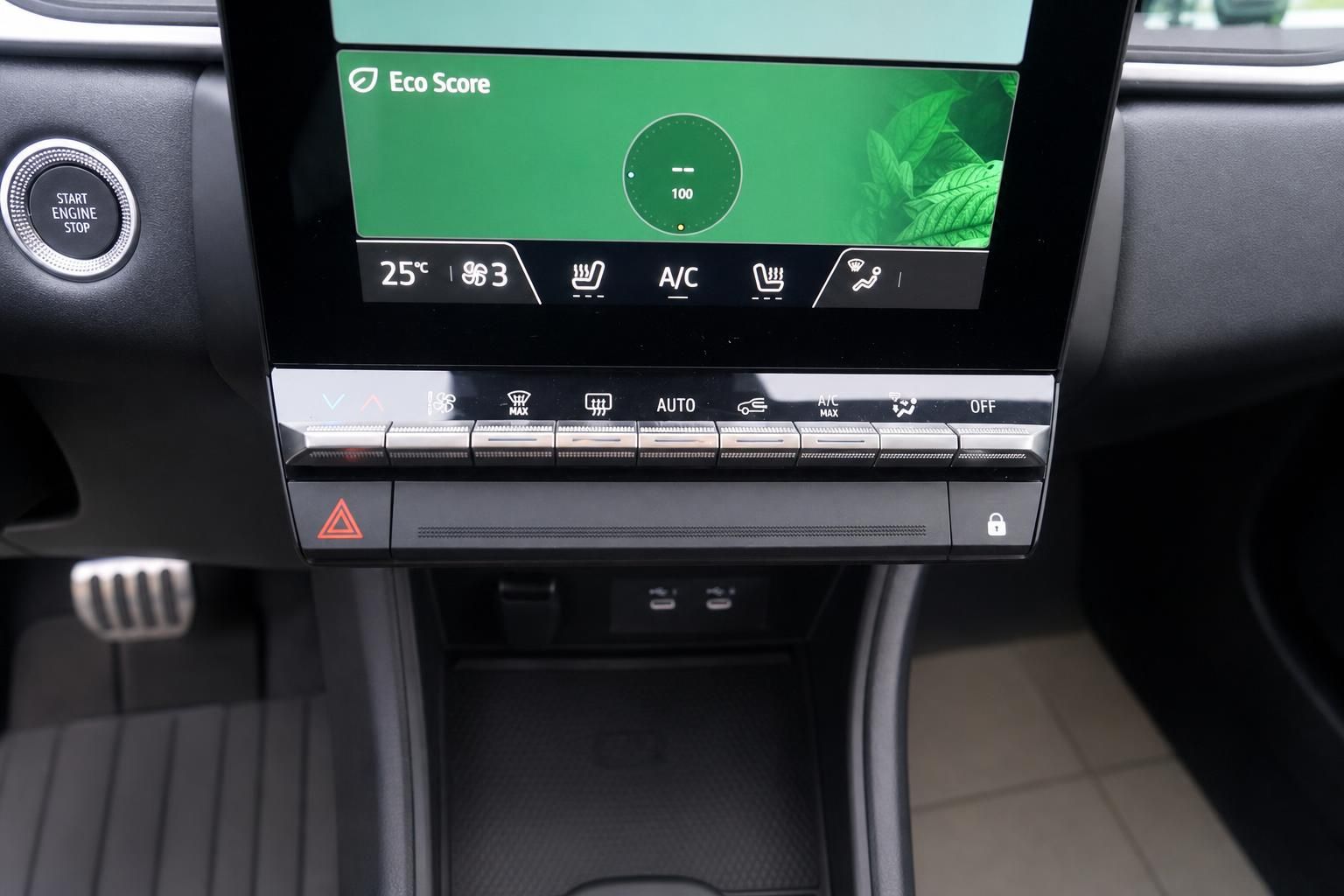 Fahrzeug Infotainment-Display mit Eco Score Anzeige und Klimaautomatik